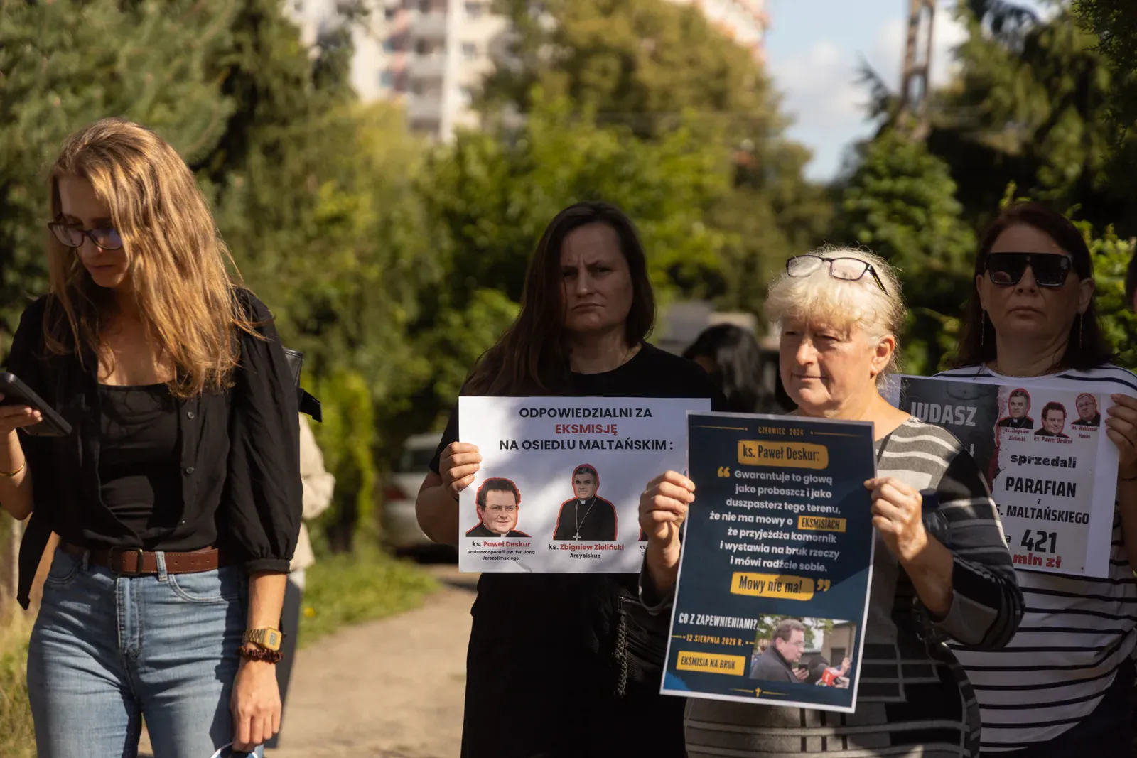 Protest sąsiadów i środowiska lokatorskiego przed rozpoczęciem czynności (09.41)