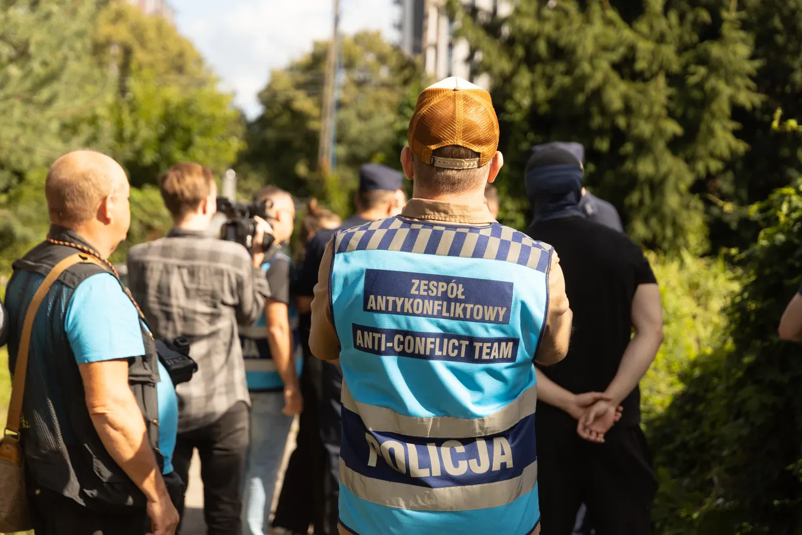 Funkcjonariusze zespołu antykonfliktowego wśród zebranych (09.49)
