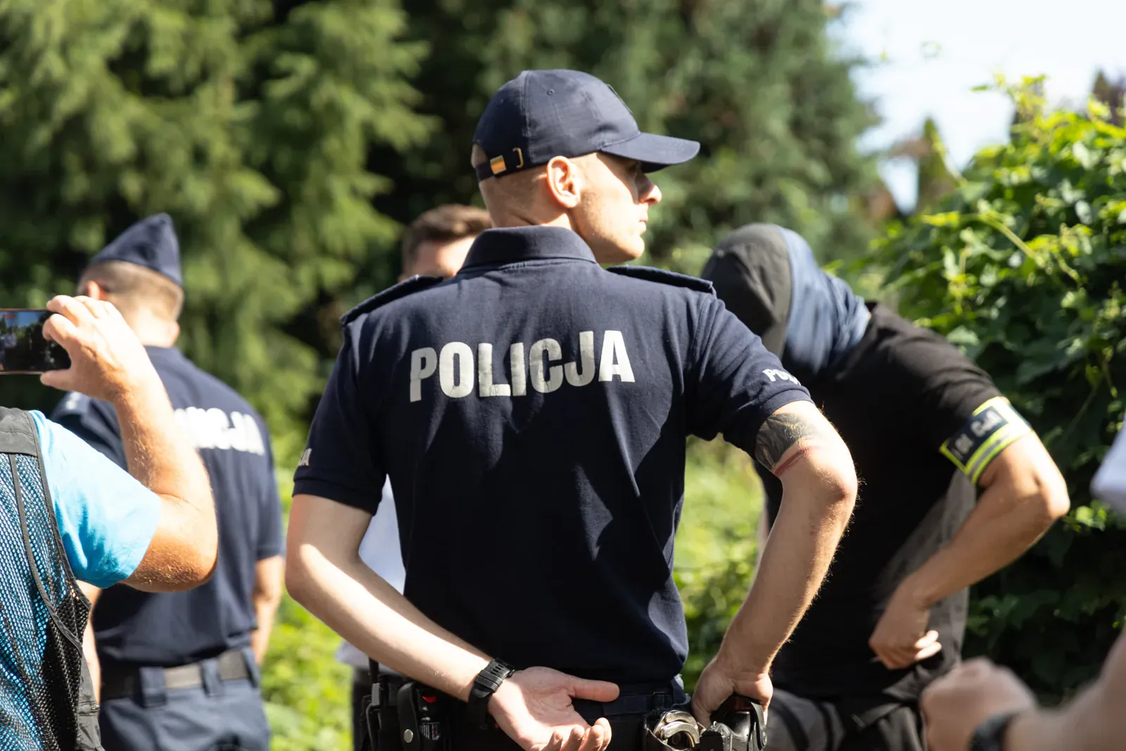 Policjant na alejce prowadzącej do posesji (09.50)