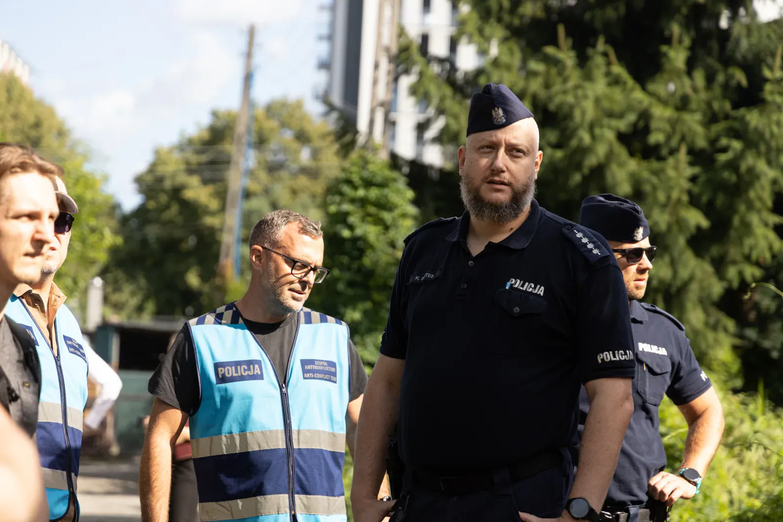 Policja przed posesją, do której skierowano czynności (09.52)