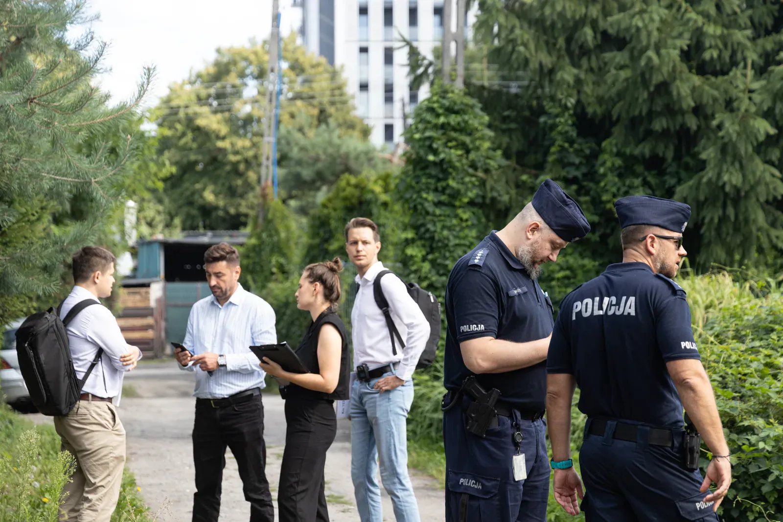 Policjanci i uczestnicy zdarzenia przed posesją (10.01)