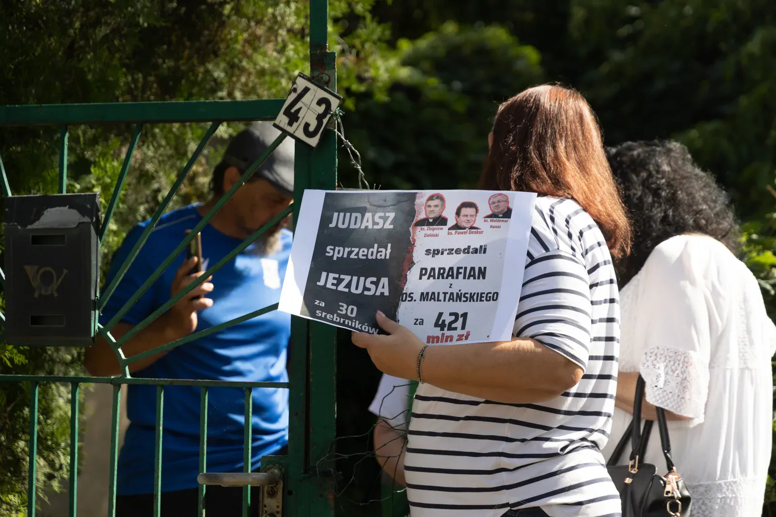 Transparent protestujących przy bramie posesji (10.13)