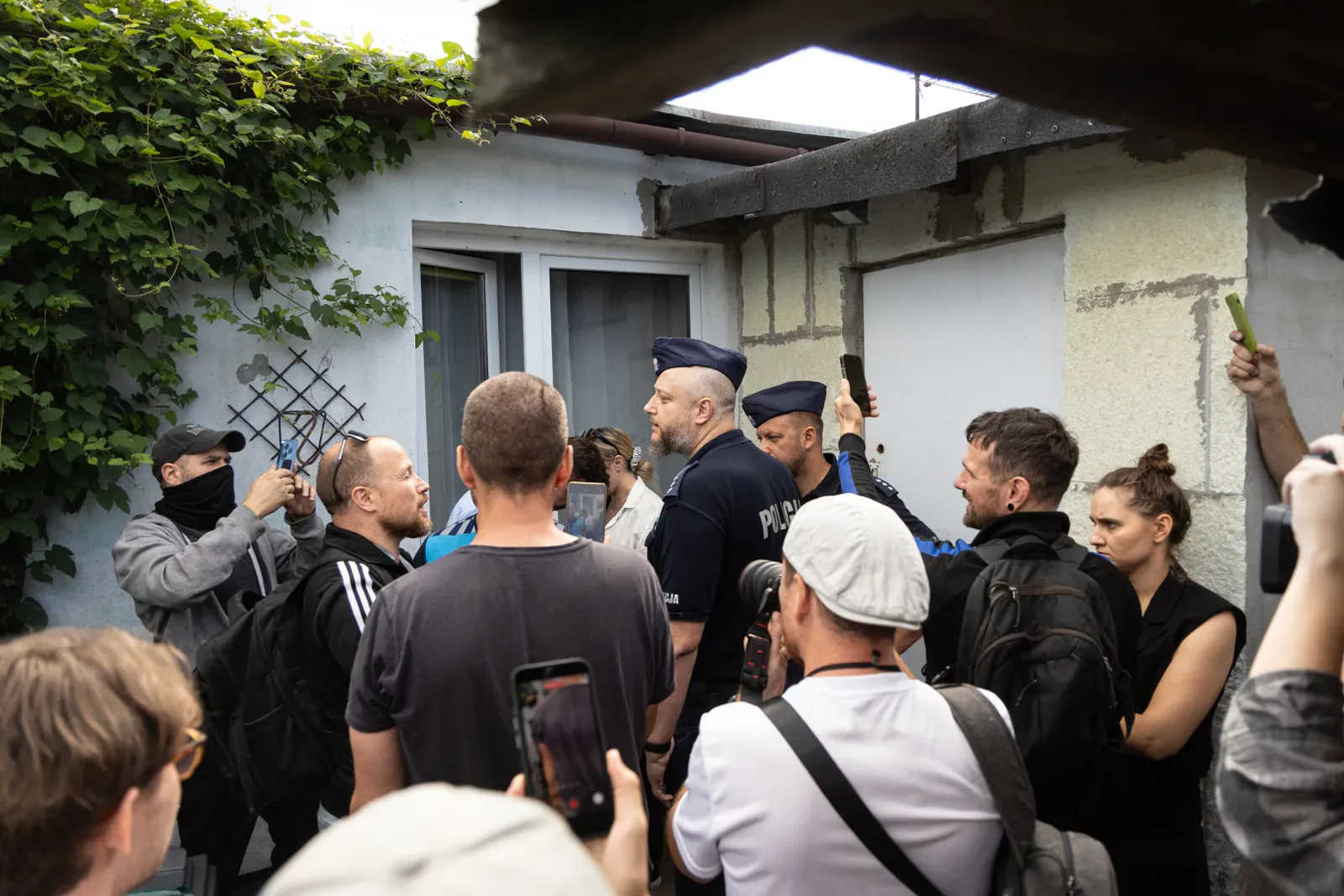 Media i mieszkańcy przy domu (10.30)