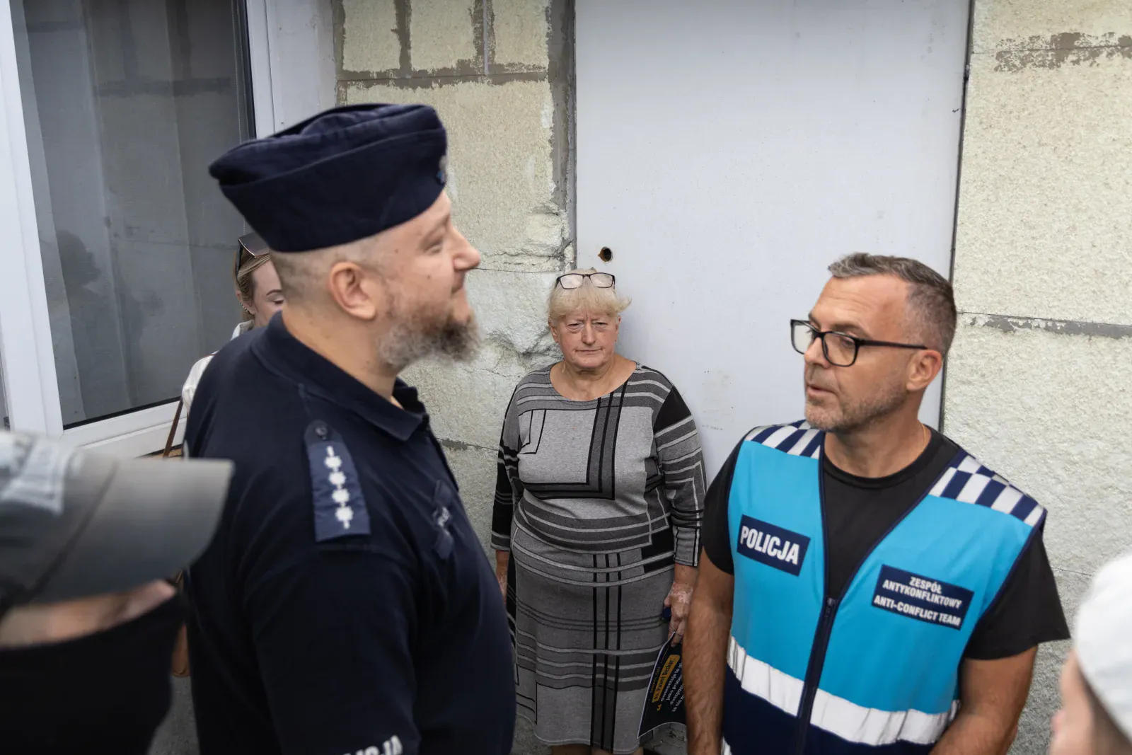 Policjant rozmawia z mieszkanką (10.32)