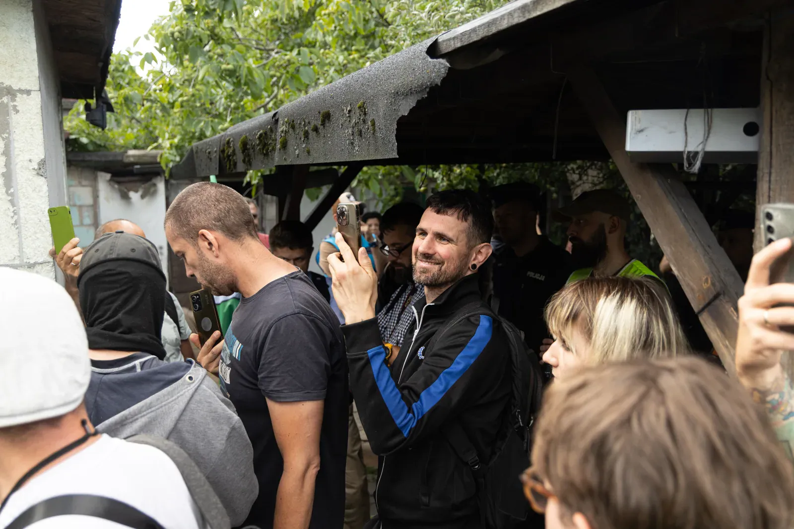 Zebrani pod altaną w ogrodzie (10.33)
