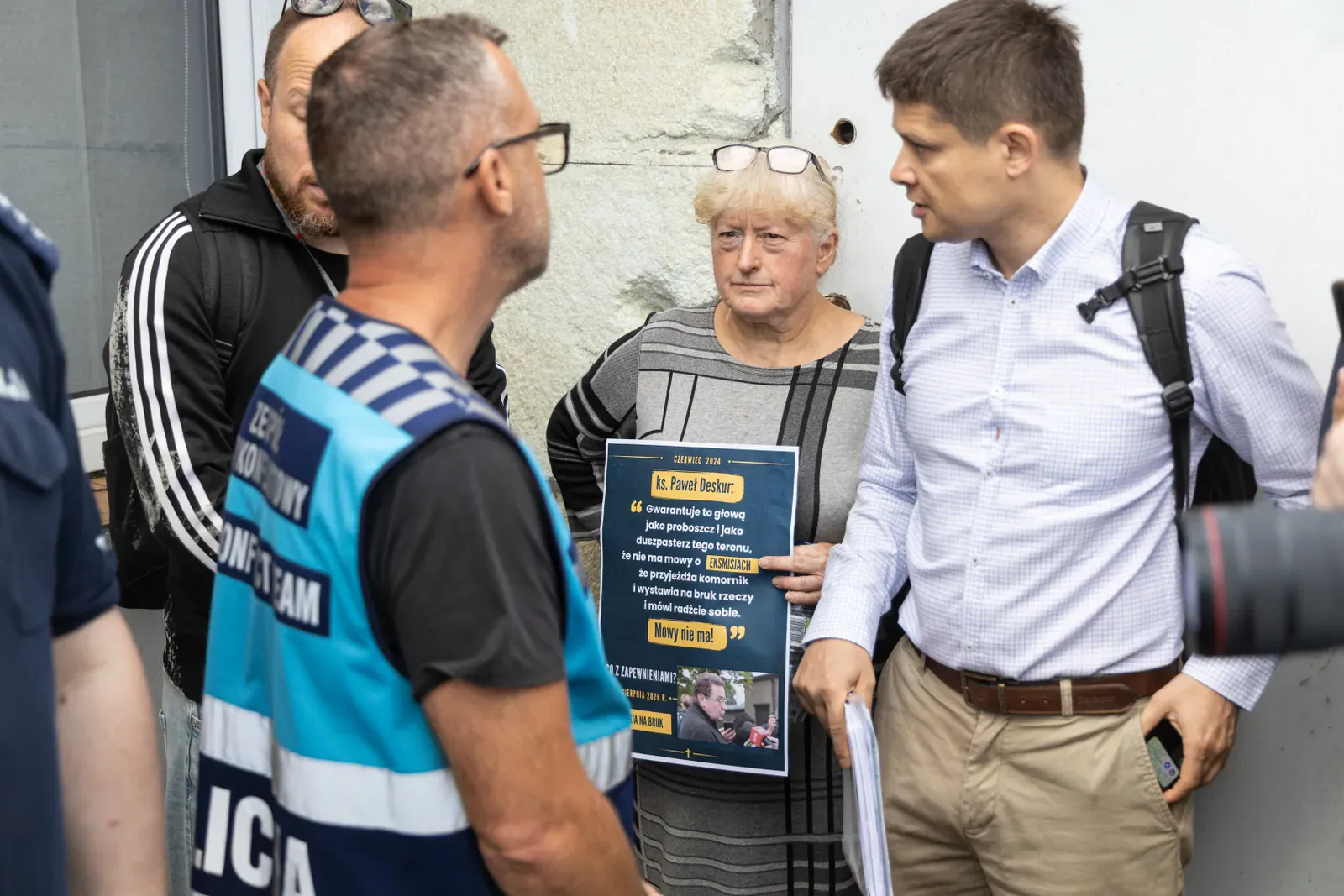 Transparent protestujących i funkcjonariusze (10.36)