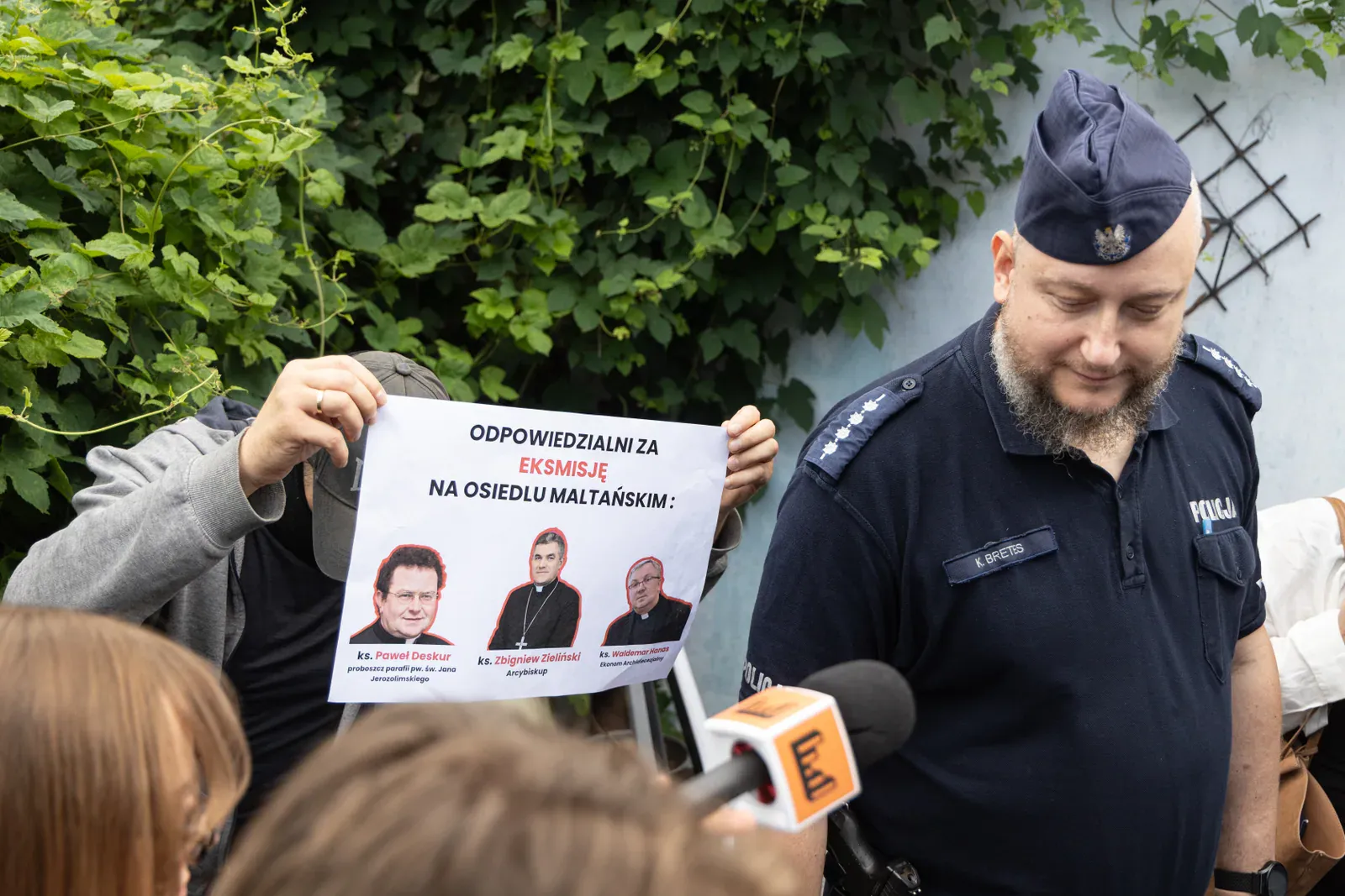 Wypowiedź dla mediów przy transparencie (10.36)