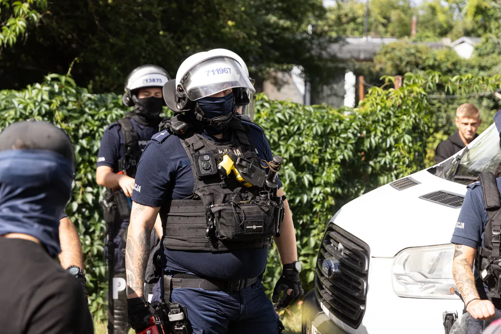 Funkcjonariusze oddziałów prewencji w kaskach na osiedlu Maltańskim