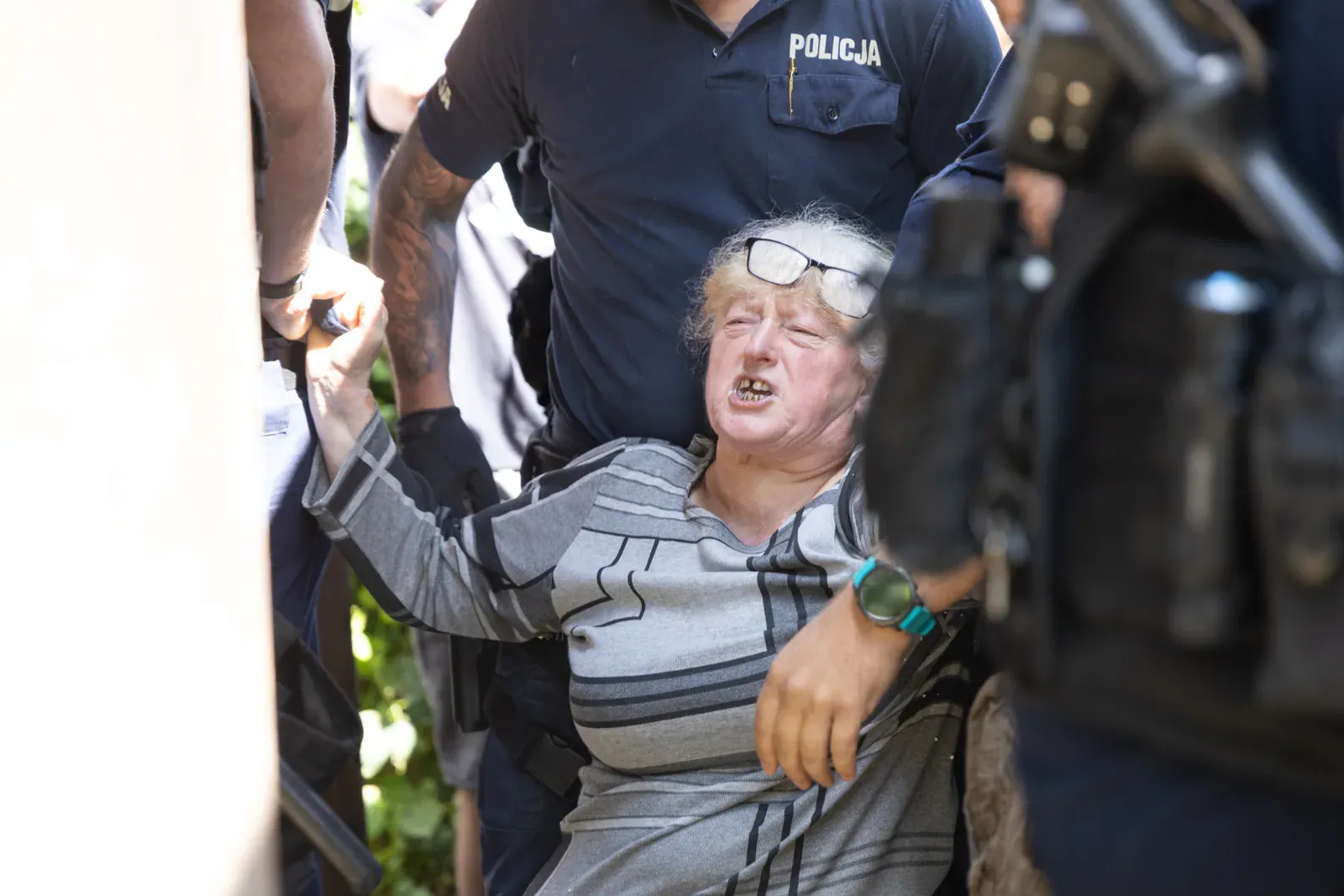 Bronisława Waszkiewicz trzymana przez funkcjonariuszy (11.02)