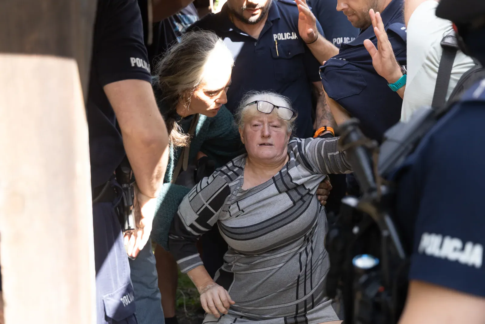 Bronisława Waszkiewicz wyprowadzana z ogrodu (11.02)