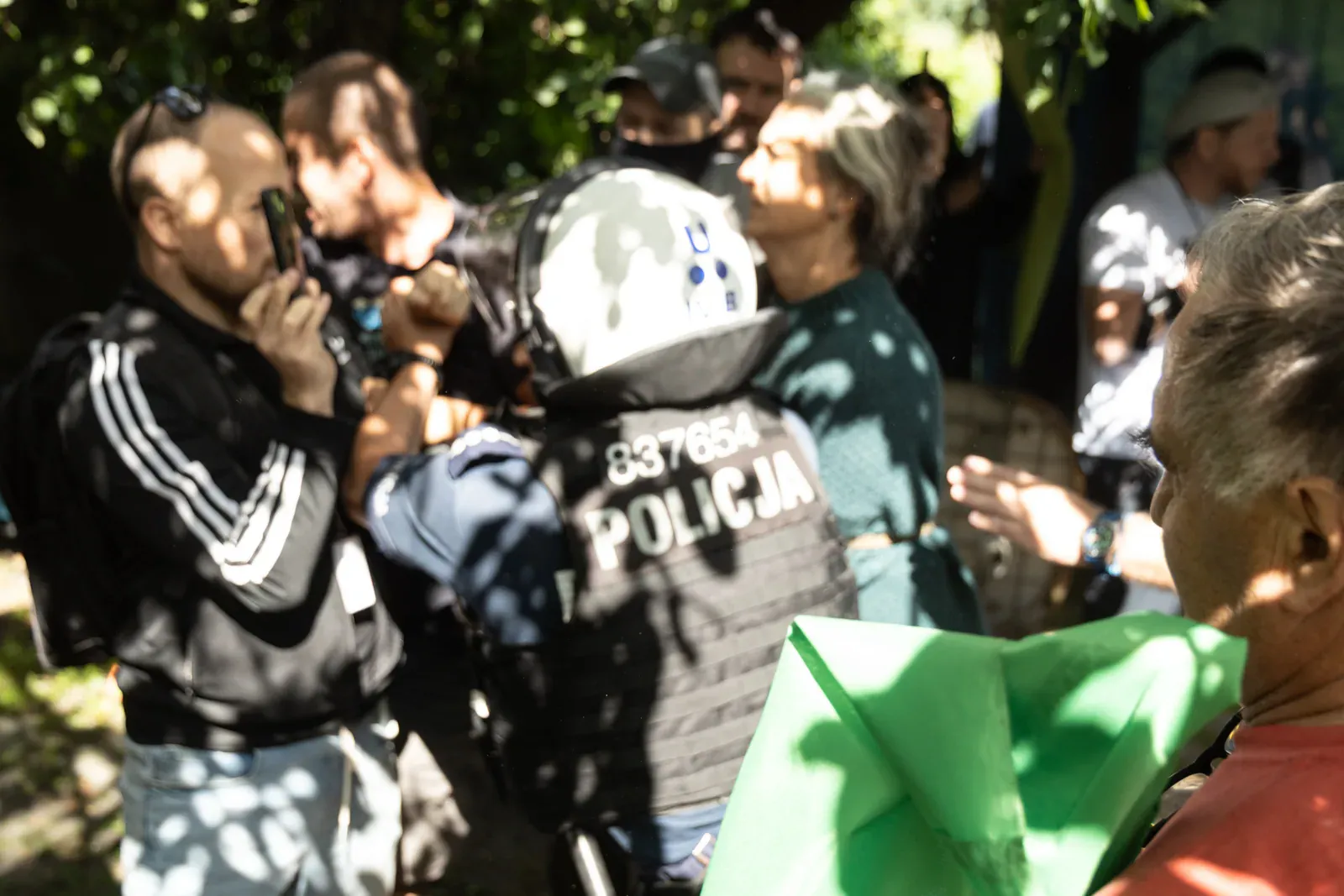 Oddziały prewencji i flaga protestujących (11.03)