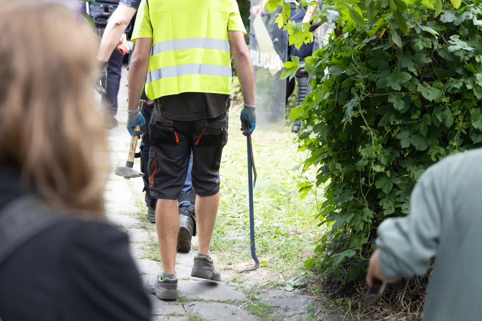 Pracownik z narzędziem w ogrodzie (11.09)