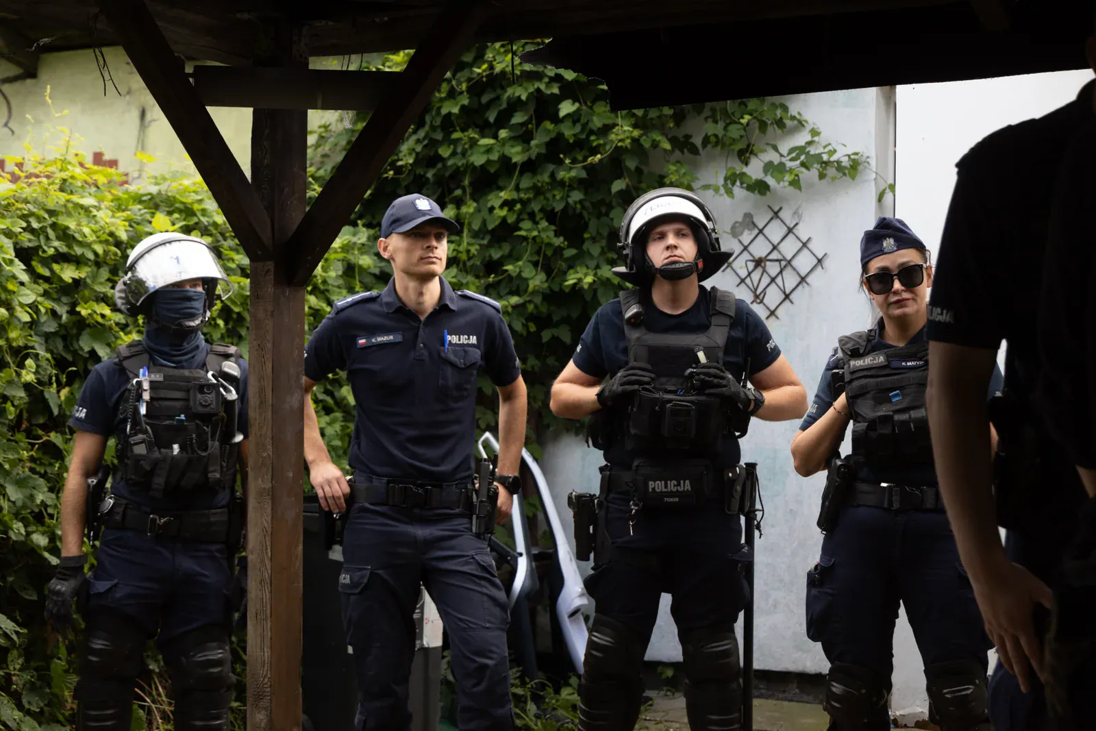 Policjanci pod altaną (11.10)