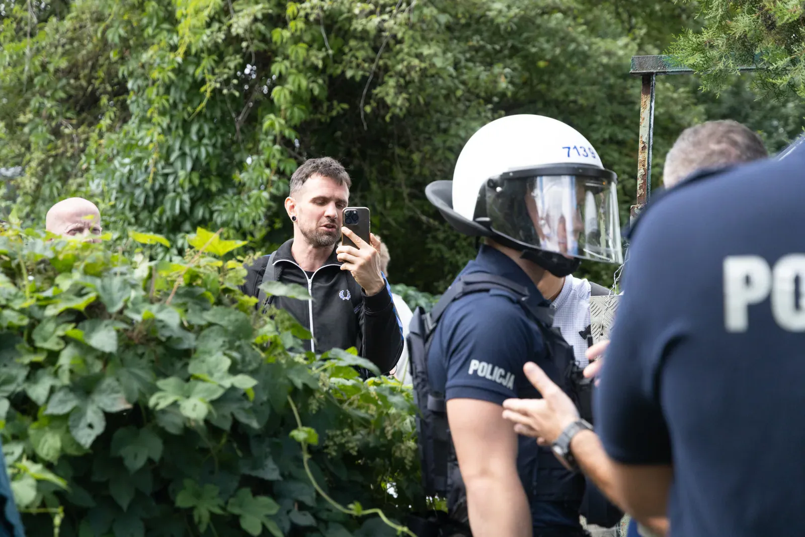 Dziennikarz i funkcjonariusze (11.25)