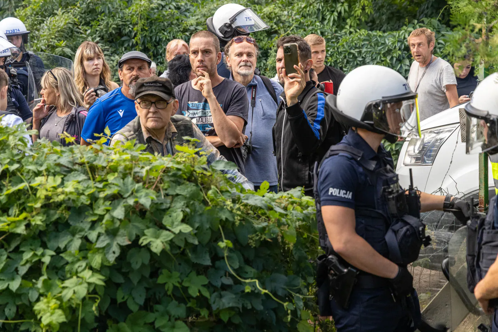 Mieszkańcy obserwują zakończenie czynności (11.30)