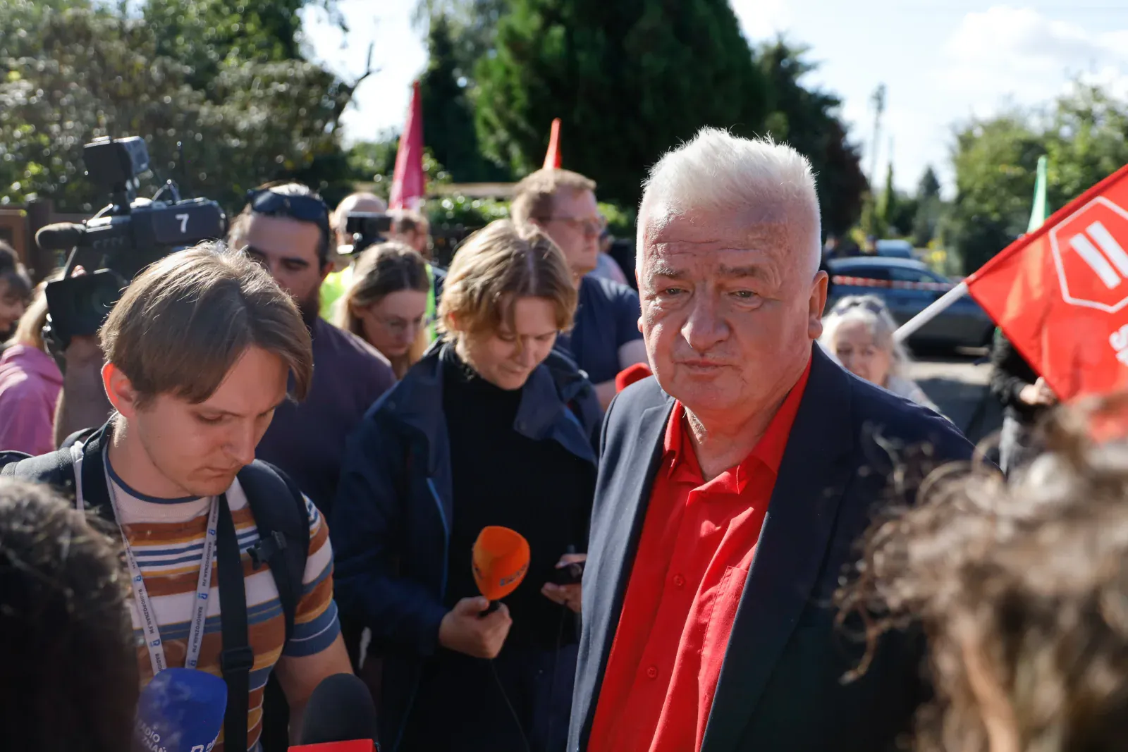 Piotr Ikonowicz w otoczeniu dziennikarzy (9.33)