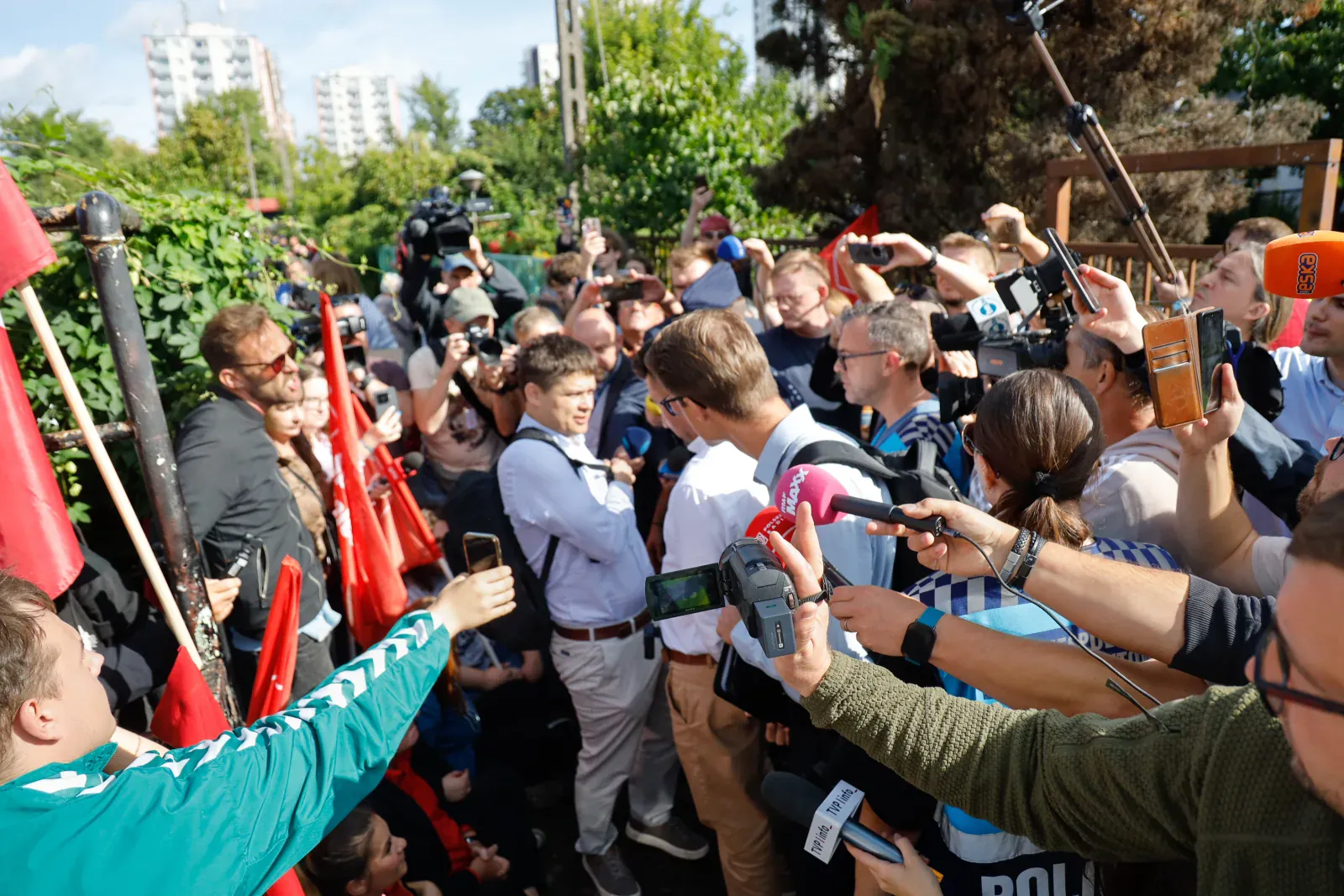 Dziennikarze przy bramie posesji (9.58)