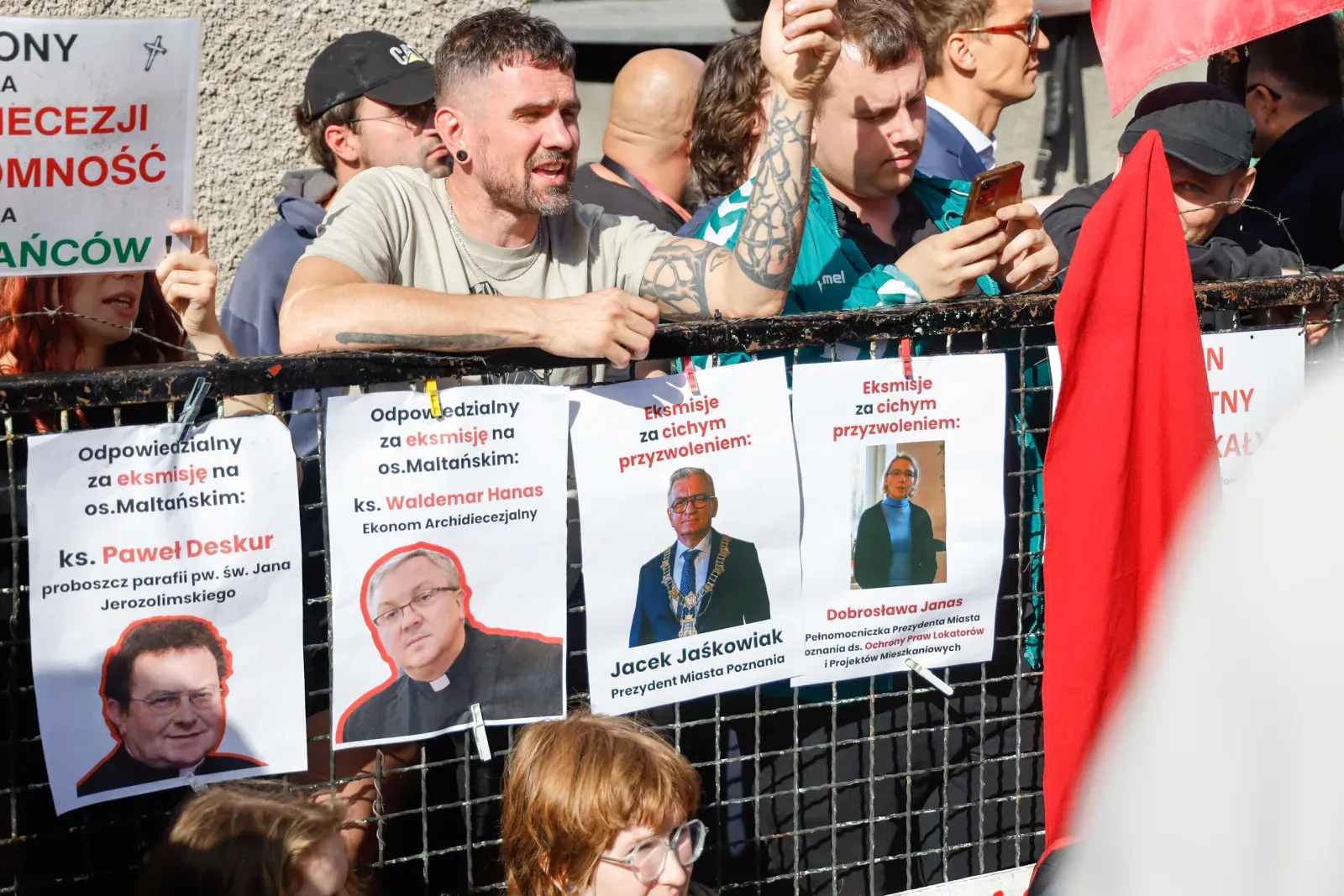Plakaty wskazujące osoby, które protestujący uznają za odpowiedzialne za eksmisje (10.12)