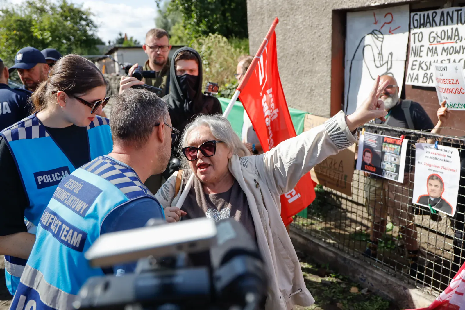 Mieszkanka w rozmowie z policyjnym zespołem antykonfliktowym (10.34)