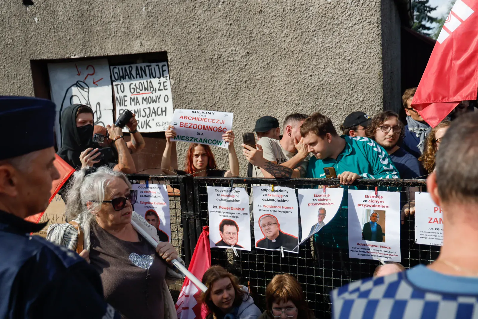 Plansza: „Miliony dla archidiecezji = bezdomność dla mieszkańców” (10.40)