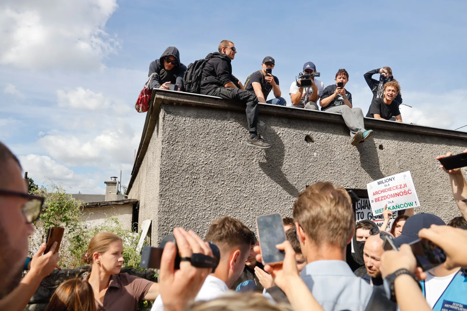Protestujący i operatorzy na dachu garażu (11.07)