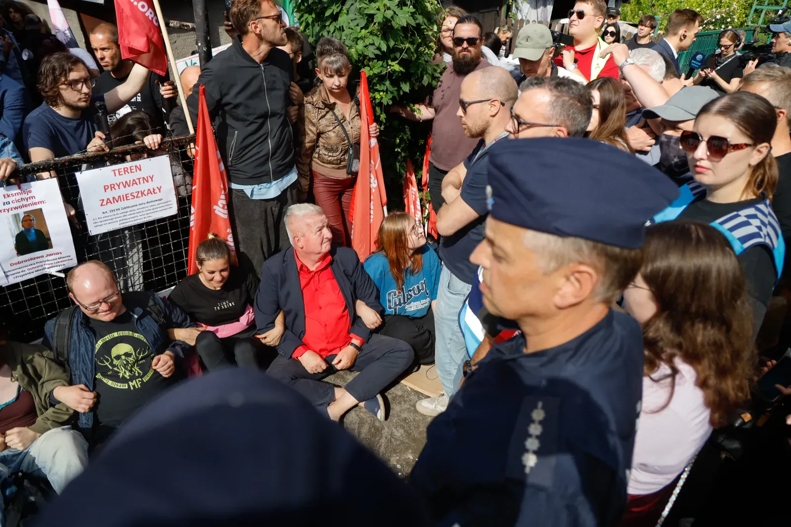 Siedząca blokada przed wejściem na posesję (11.13)