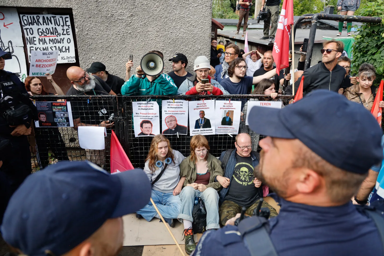 Blokada z megafonem naprzeciw policji (11.14)