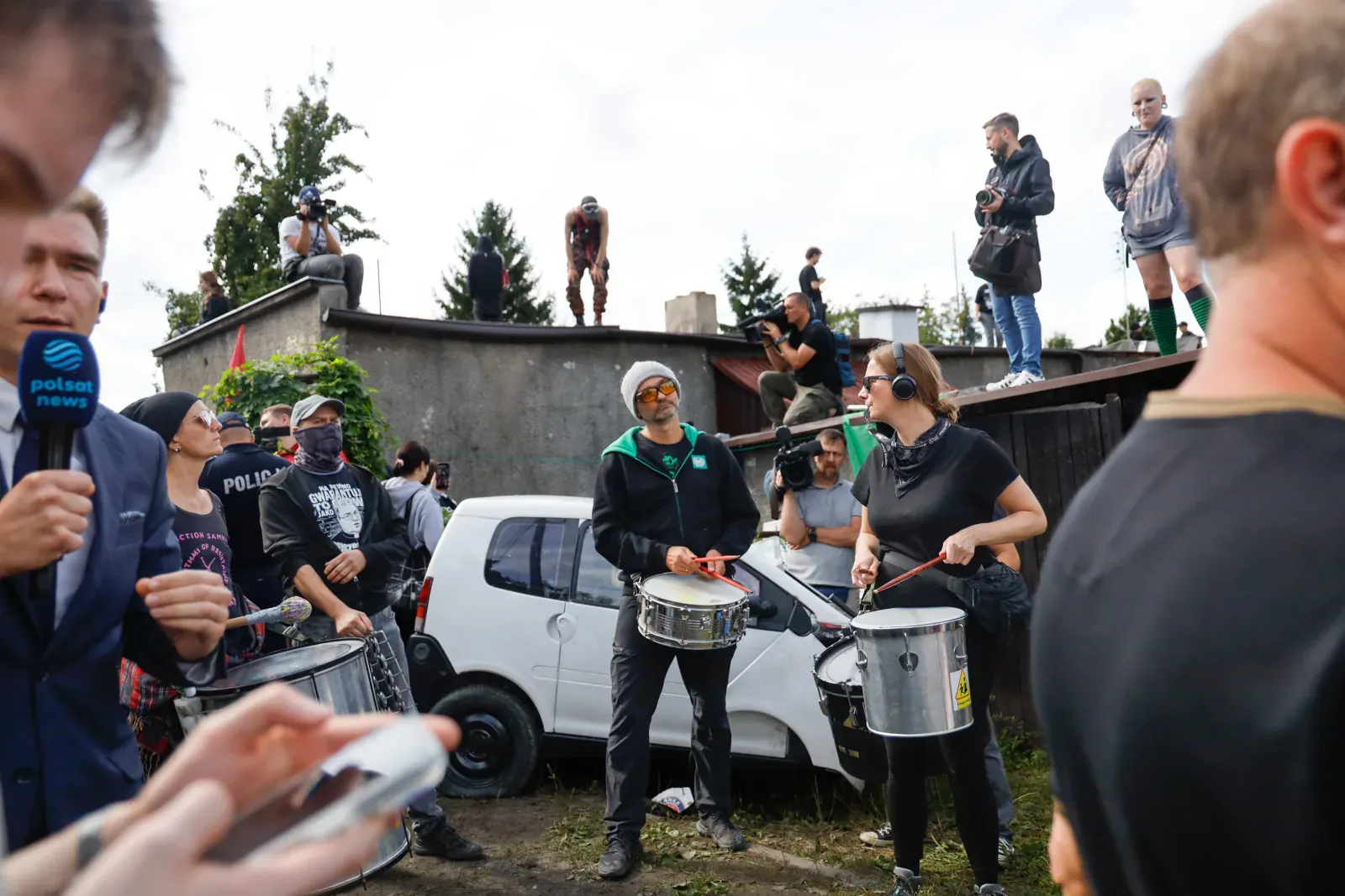Bębny przed domem, w tle reporter Polsat News (11.18)