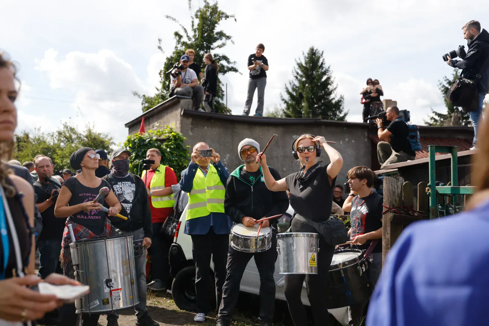 Grupa bębniarzy wspierająca protest (11.19)