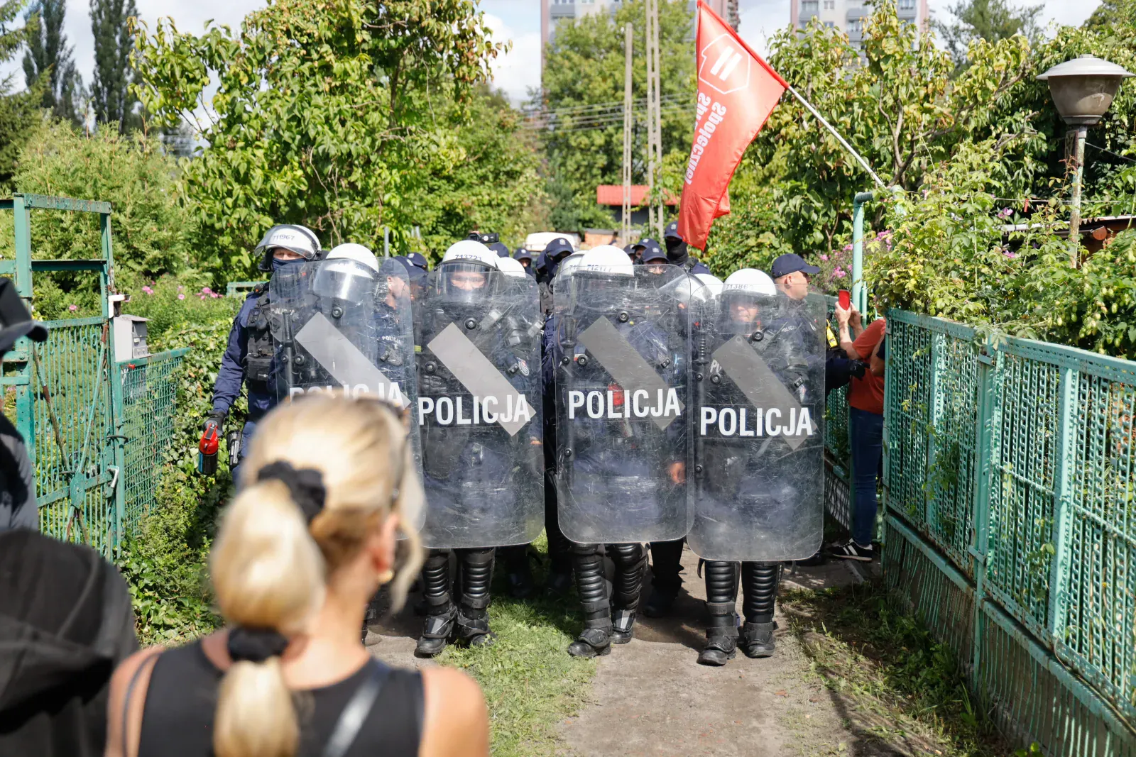 Kordon oddziałów prewencji w furtce ogrodu (11.25)