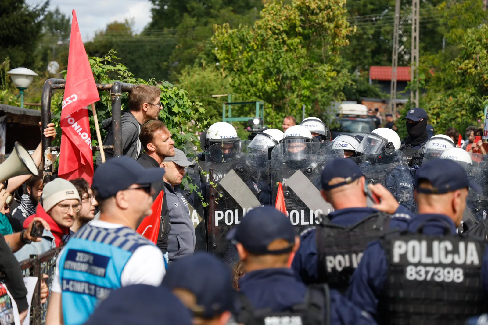 Kordon prewencji i protestujący (11.36)