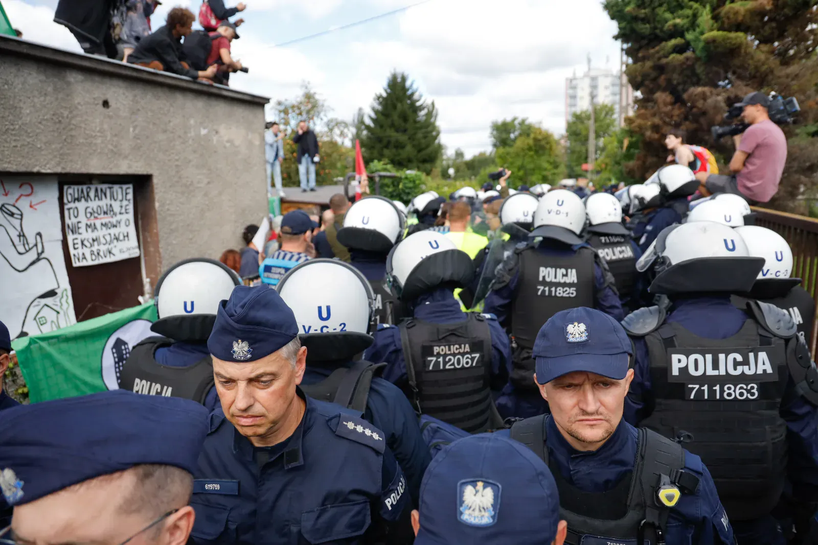 Oddziały prewencji podchodzą pod dom (11.44)