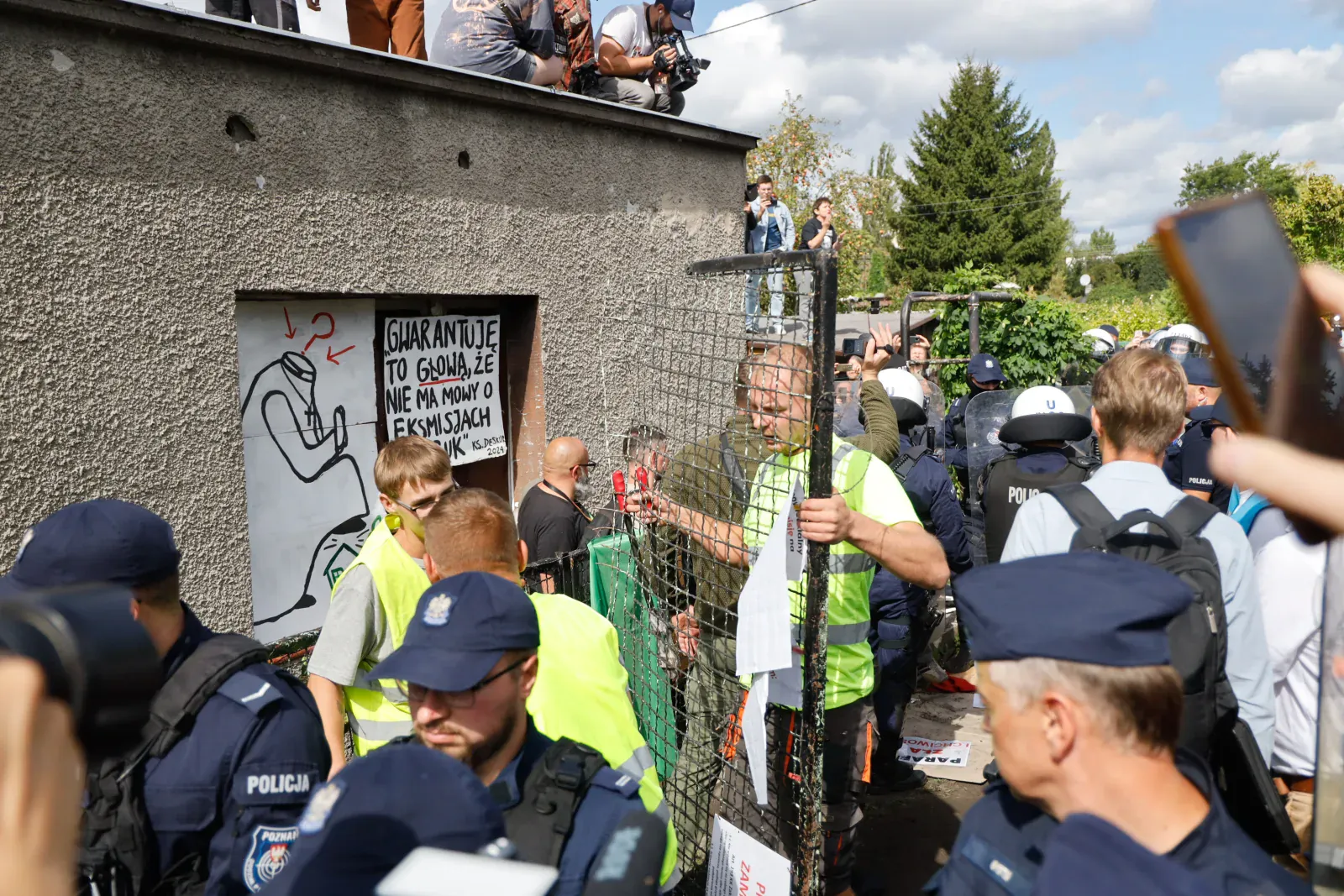 Otwieranie przejścia na posesję (11.55)