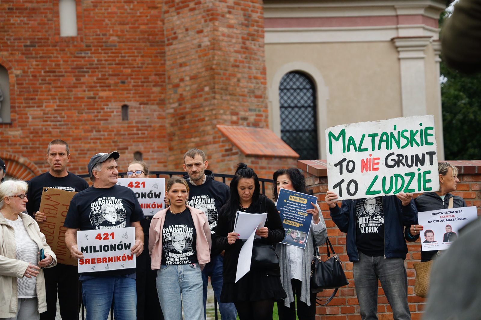 Uczestniczka odczytuje treść dokumentów sądowych