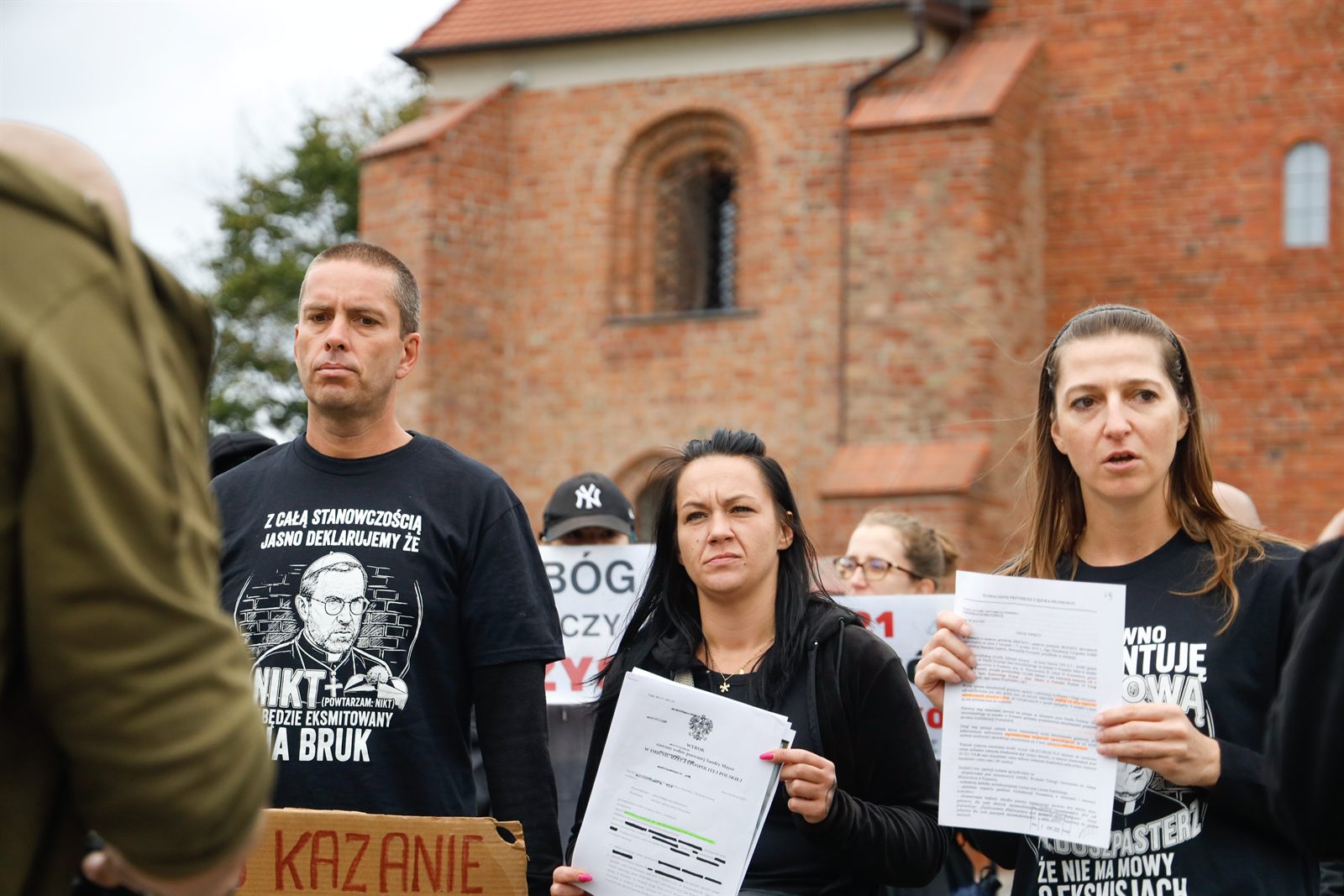 Mieszkańcy z kopiami akt egzekucyjnych w rękach