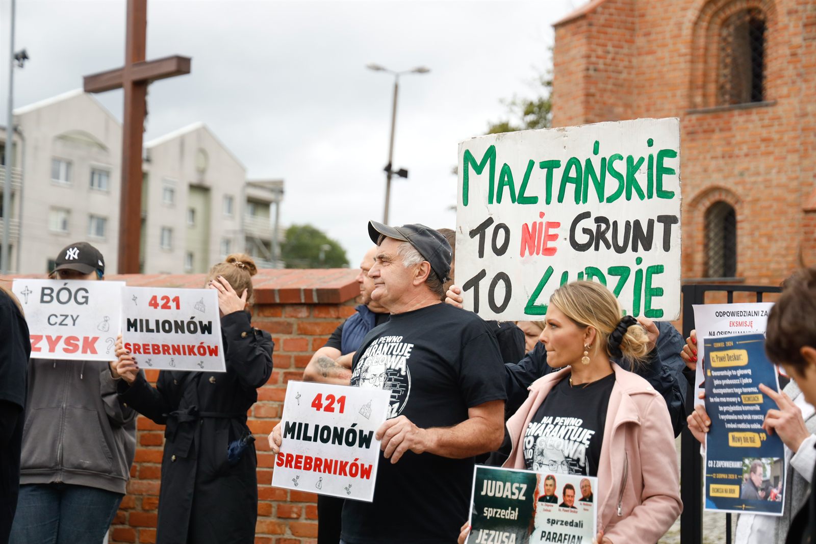 „421 milionów srebrników” — tablice pod krzyżem przed kościołem