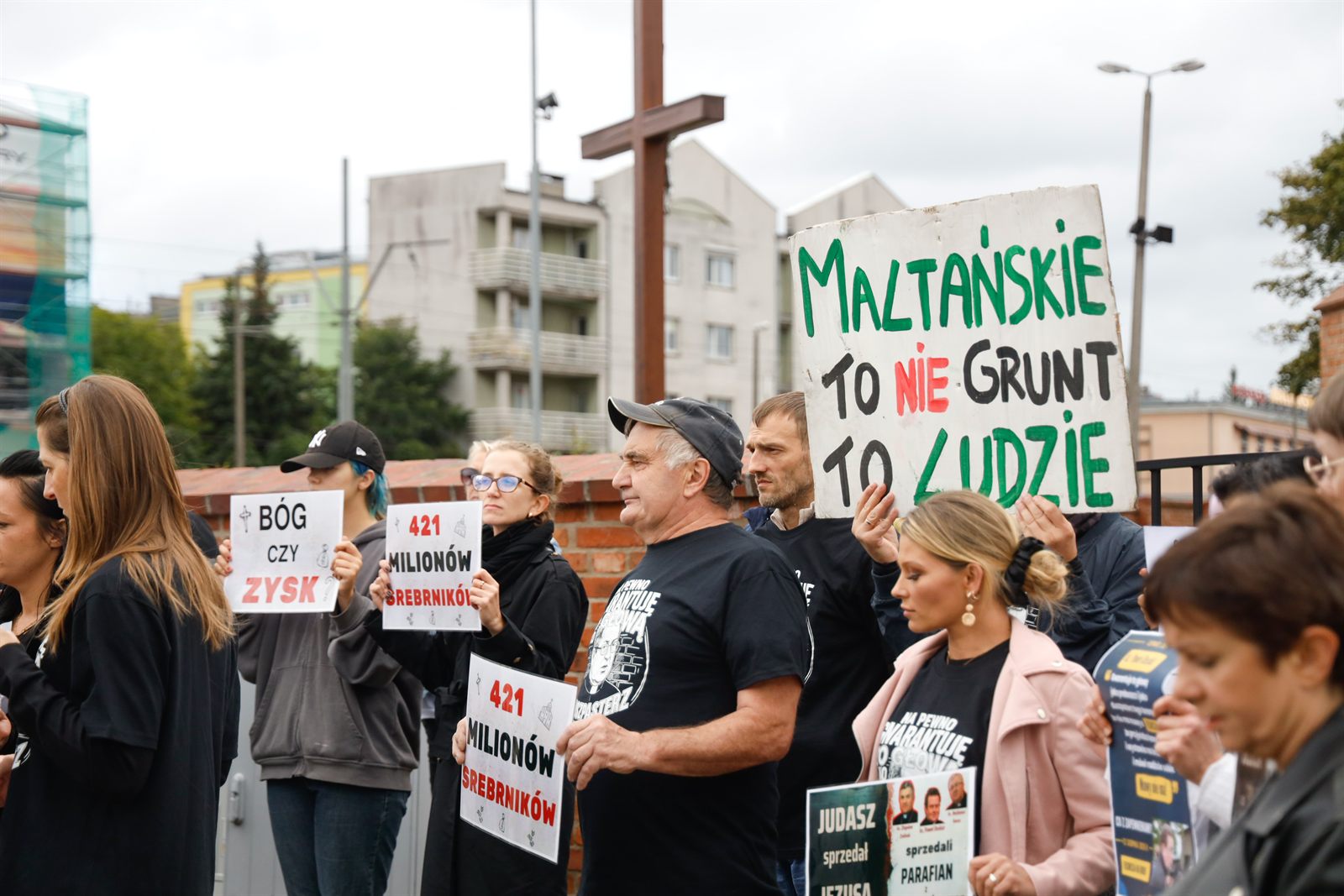 „Bóg czy zysk?” obok planszy z nazwiskami osób odpowiedzialnych za eksmisje