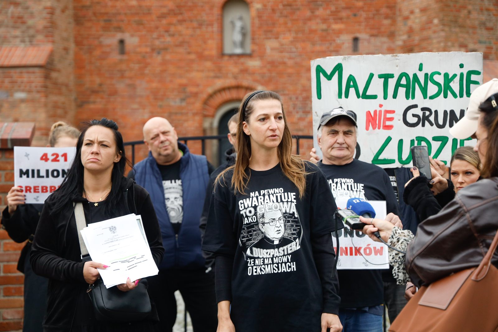 Przedstawicielka stowarzyszenia rozmawia z dziennikarzami