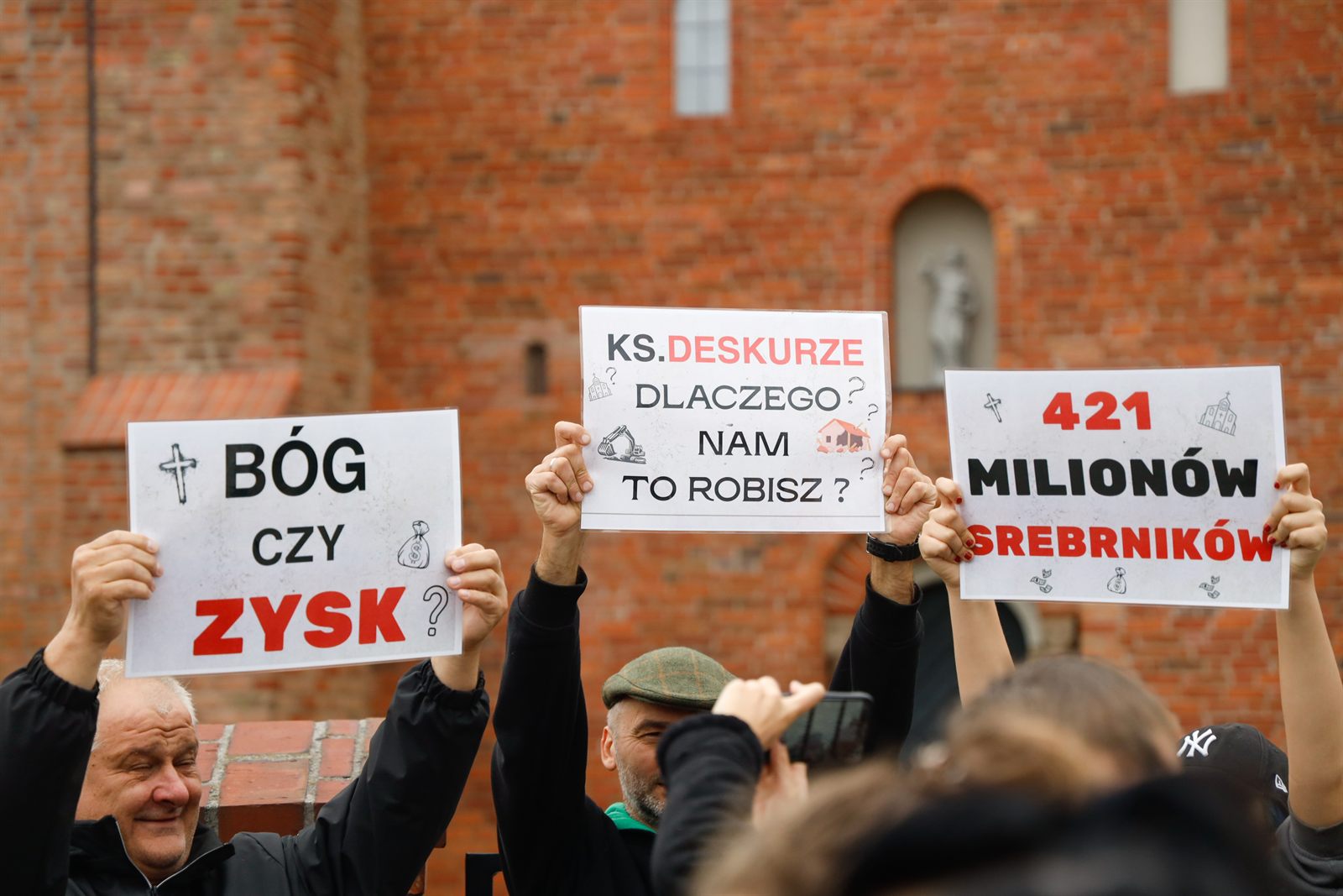 Tablice uniesione pod murem kościoła
