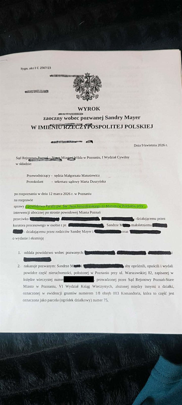 Pierwsza strona wyroku zaocznego Sądu Rejonowego Poznań-Nowe Miasto i Wilda, sygn. I C 2567/23, z zaznaczonym na zielono oznaczeniem powoda — parafii
