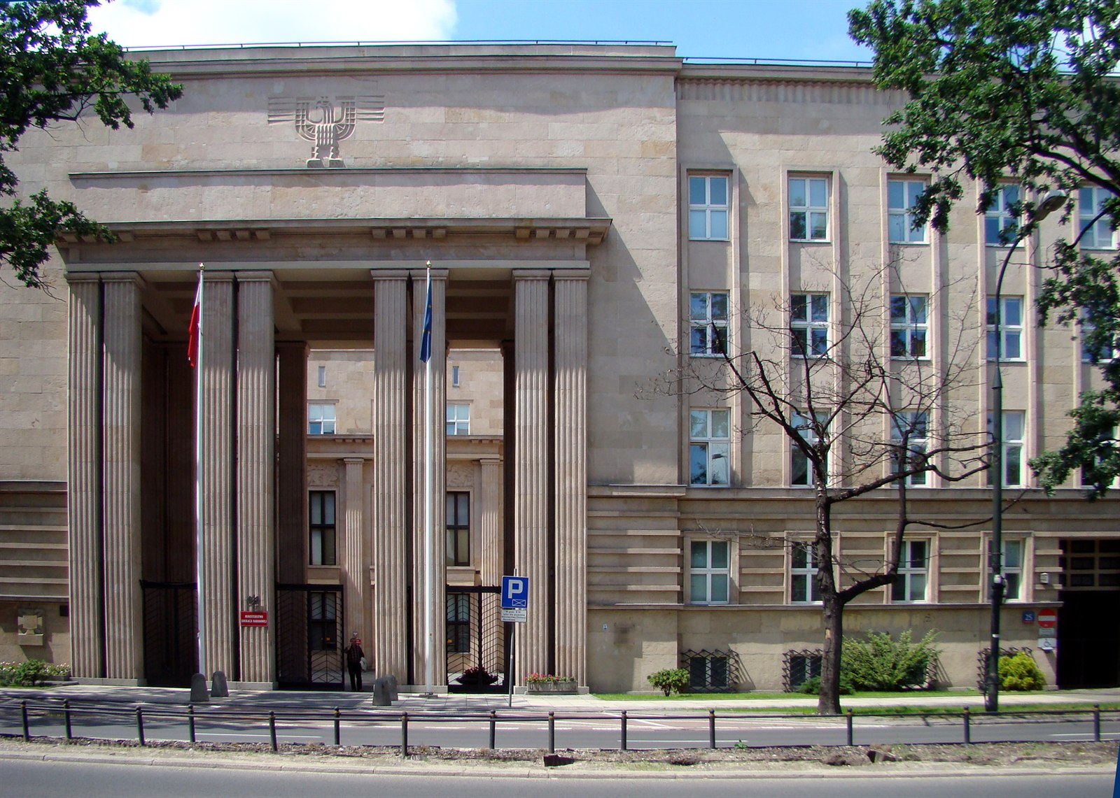 Kolumnowy portyk gmachu Ministerstwa Edukacji Narodowej przy al. Szucha 25 w Warszawie, z flagami Polski i Unii Europejskiej