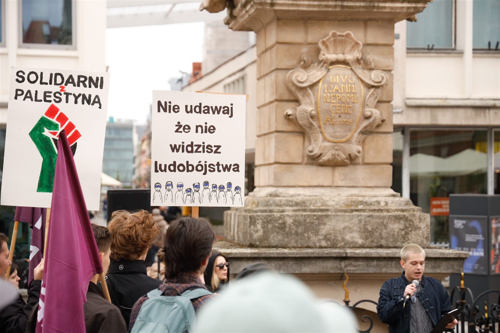 Plakaty „Solidarni z Palestyną” i „Nie udawaj, że nie widzisz ludobójstwa”