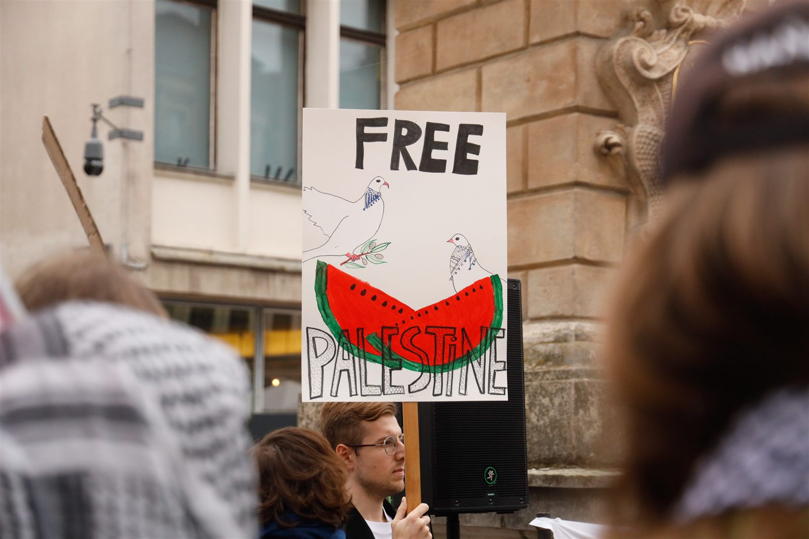 Plakat „Free Palestine” z arbuzem i gołębiami