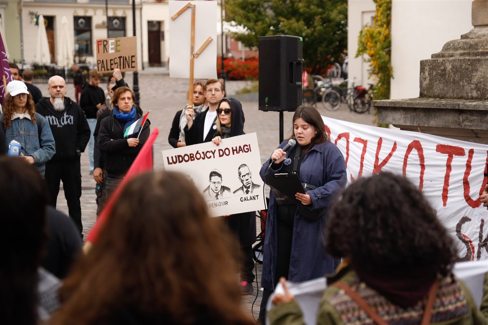Mówczyni i uczestnicy z planszami