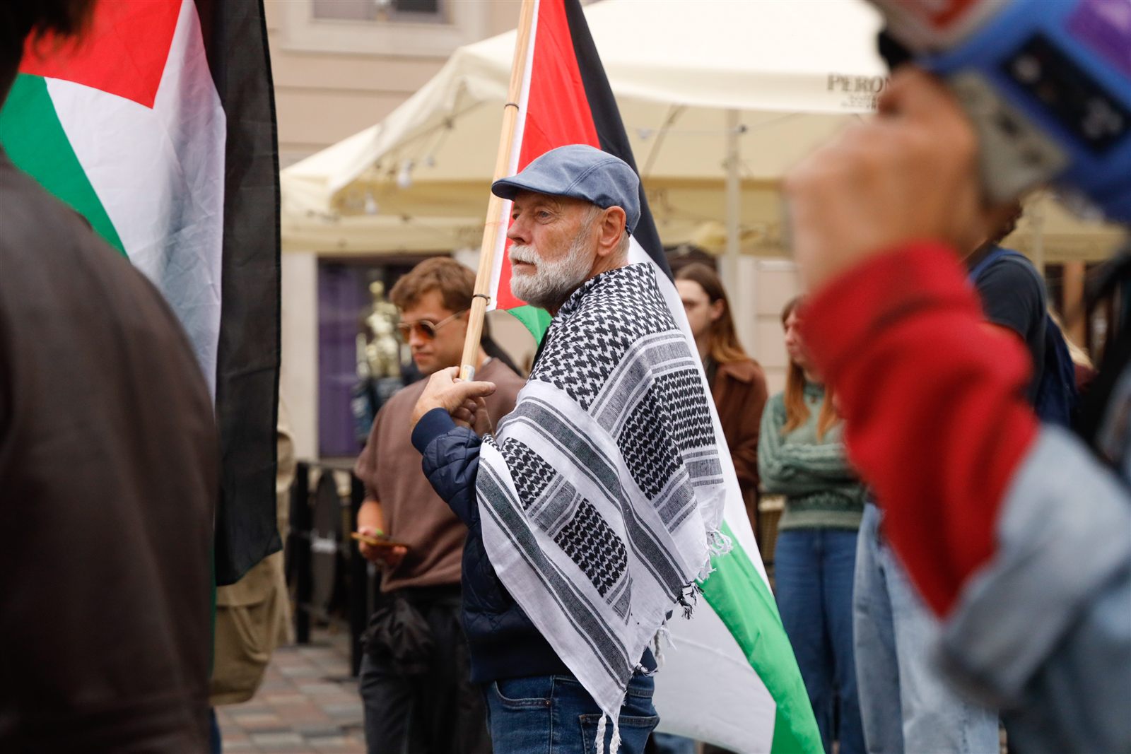 Uczestnik w arafatce z flagą Palestyny