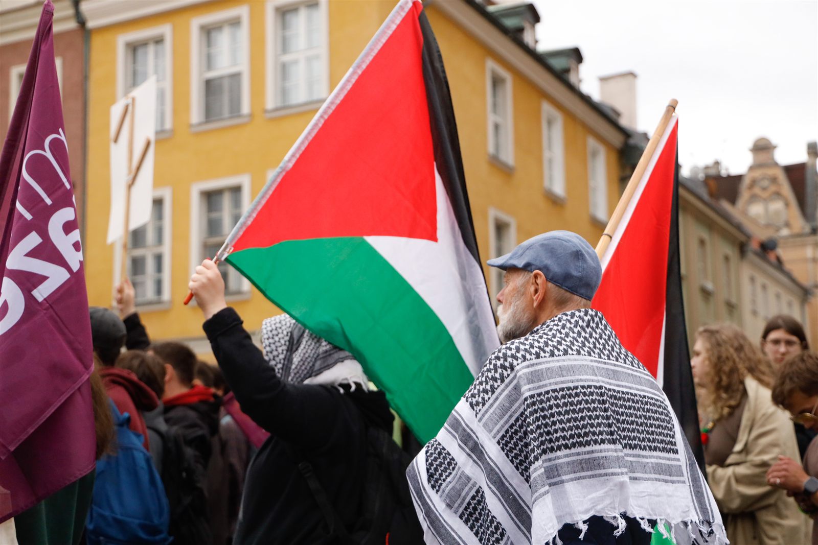 Flaga Palestyny nad zgromadzonymi