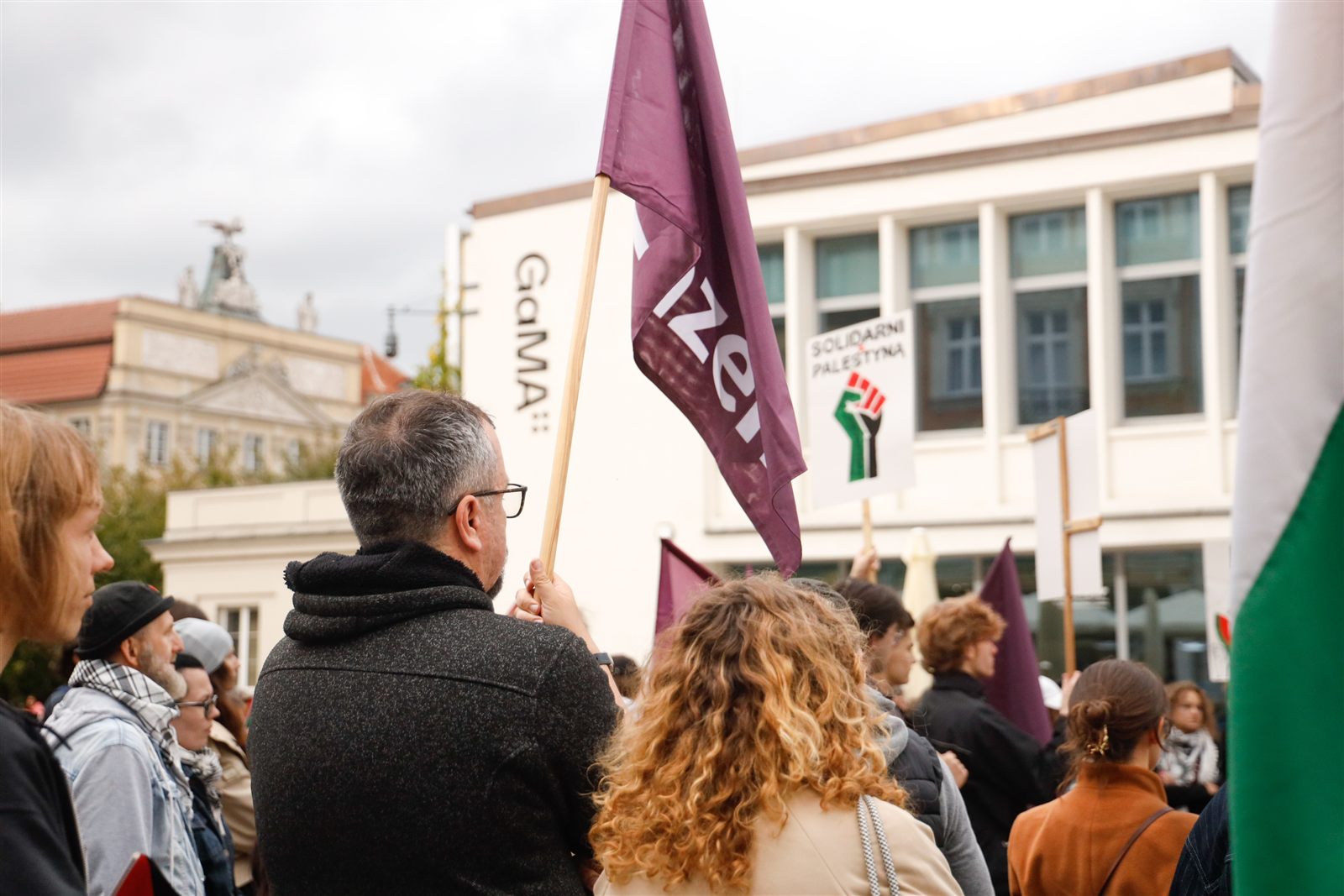 Flagi Młodych Razem przy Galerii Miejskiej Arsenał
