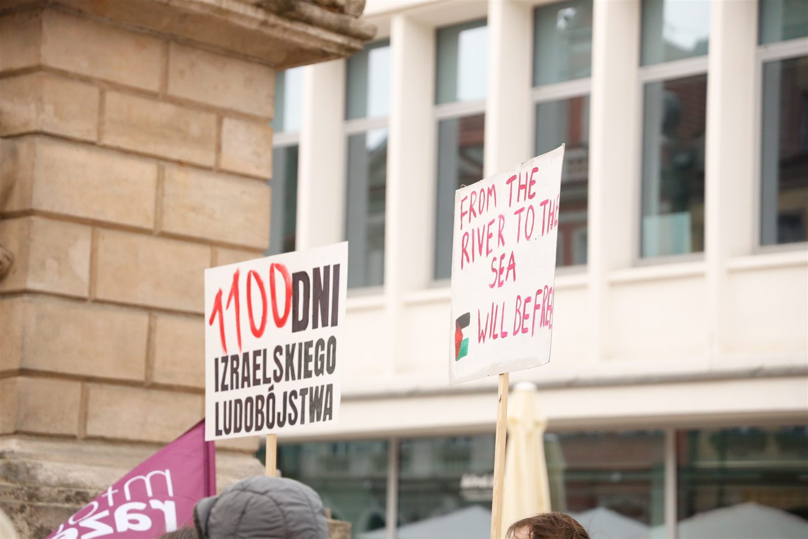 Plansze i flaga Młodych Razem