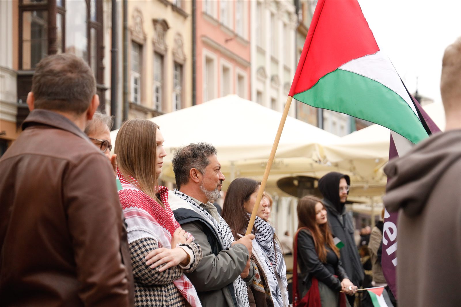 Uczestnicy z flagą Palestyny