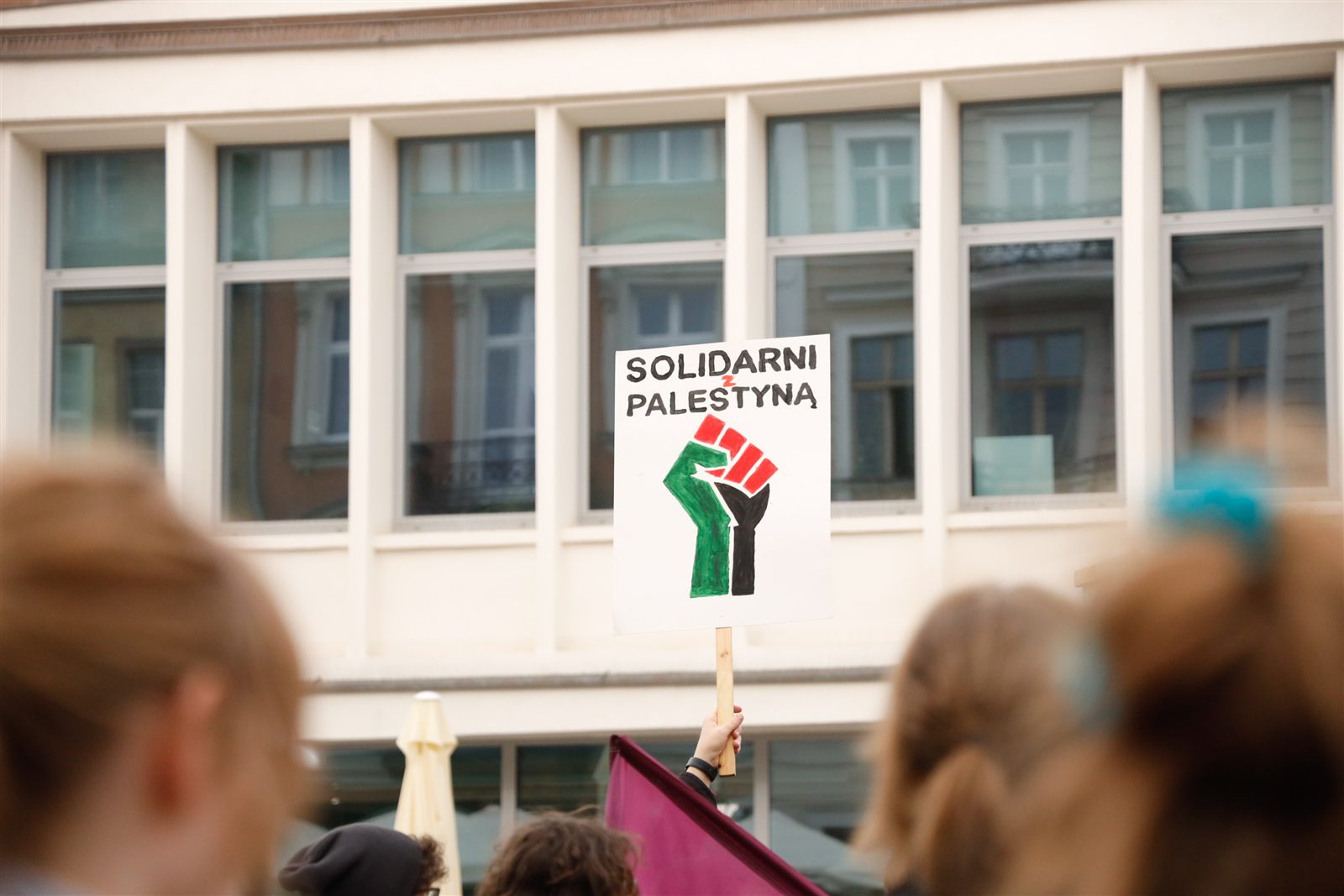Plakat „Solidarni z Palestyną” nad głowami